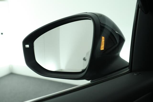 Volkswagen T-Roc 1.5 eTsi 150pk DSG R-Line First Edition Trekhaak Camera Keyless Stoelverwarming Virtual Cockpit Carplay