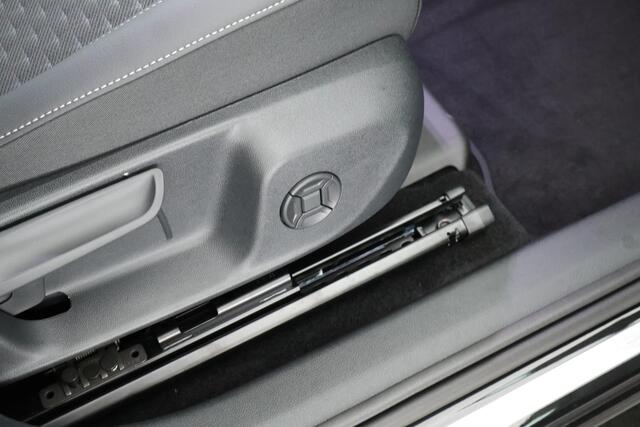 Volkswagen T-Roc 1.5 eTsi 150pk DSG R-Line First Edition Trekhaak Camera Keyless Stoelverwarming Virtual Cockpit Carplay