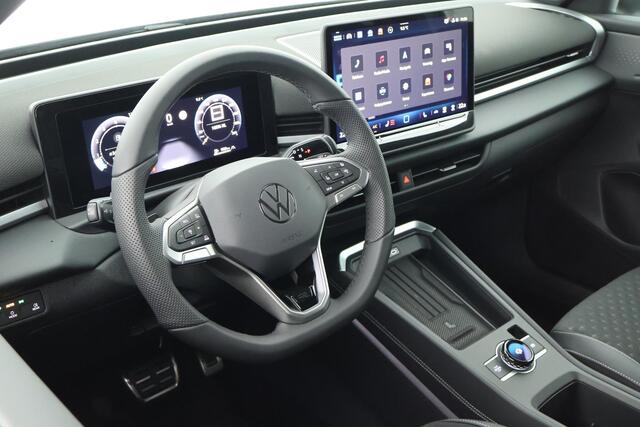 Volkswagen T-Roc 1.5 eTsi 150pk DSG R-Line First Edition Trekhaak Camera Keyless Stoelverwarming Virtual Cockpit Carplay