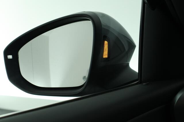 Volkswagen T-Roc 1.5 eTsi 150pk DSG R-Line First Edition Trekhaak Camera Keyless Stoelverwarming Virtual Cockpit Carplay