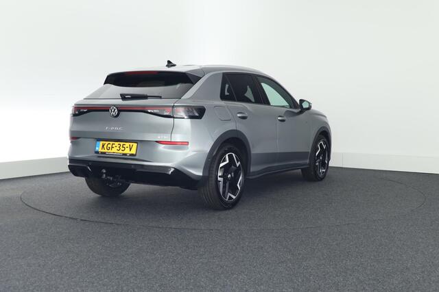 Volkswagen T-Roc 1.5 eTsi 150pk DSG R-Line First Edition Trekhaak Camera Keyless Stoelverwarming Virtual Cockpit Carplay