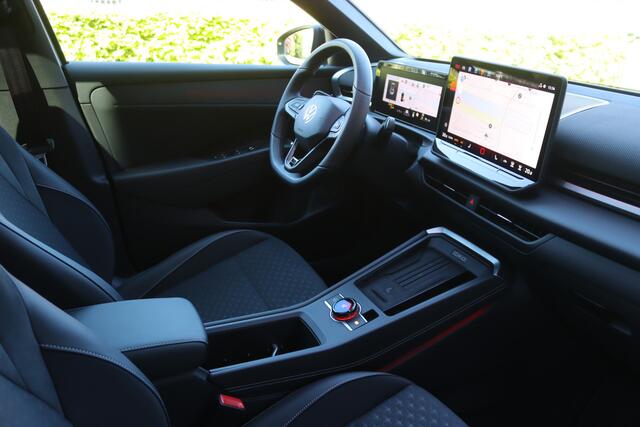 Volkswagen T-Roc 1.5 eTsi R-Line Black Style Pano/IQ.Light/Keyless/Camera/ACC/Elek. klep/20"/Trekhaak wegkl.
