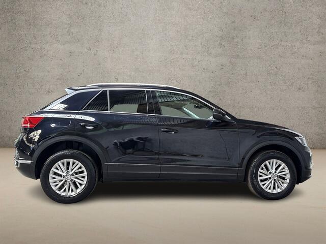 Volkswagen T-Roc 1.0 TSI Sport (PANORAMADAK, VIRTUAL COCKPIT, APPLE CARPLAY, GROOT NAVI, LED KOPLAMPEN, SPORTSTOELEN, ADAPTIVE CRUISE, PARKEERSENSOREN, NIEUWE APK, NIEUWSTAAT)