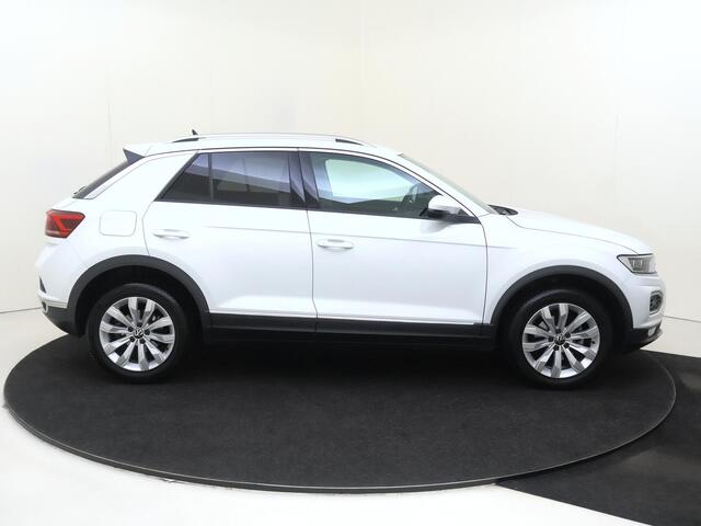 Volkswagen T-Roc 1.5 TSI Sport | Adaptieve cruise control | Dodehoek detectie | Keyless | Achteruitrijcamera | Navigatie | Digital cockpit Pro | Elektrische achterklep |