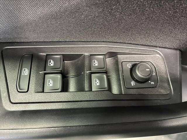 Volkswagen T-Roc 1.5 TSI 150pk DSG Life Edition · Camera · Trekhaak · Navigatie · Apple/Android Car Play · 17'' Inch · Garantie t/m 15-08-2028 of 100.000km