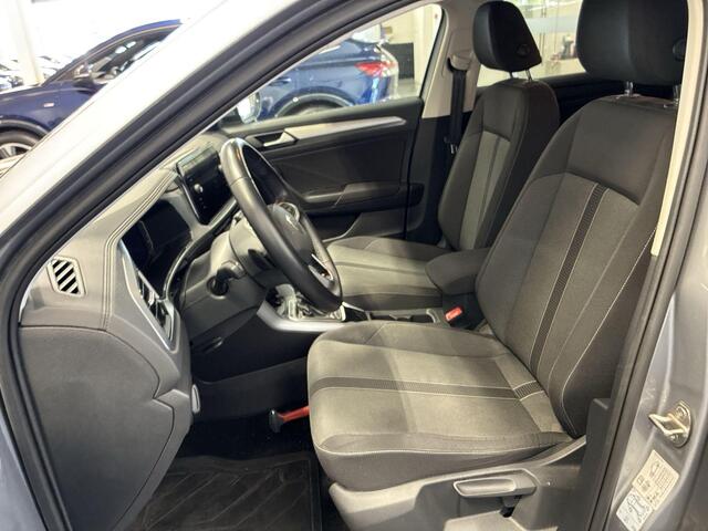 Volkswagen T-Roc 1.5 TSI 150pk DSG Life 75 Edition · Camera · Apple/Android Car Play · Trekhaak · Navigatie · P-Sensoren · Park Assist · 17'' Inch ·