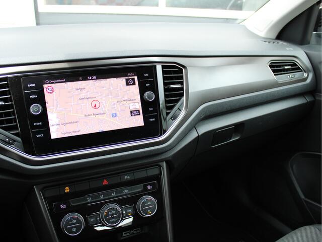 Volkswagen T-Roc 1.5 TSI 150PK Style Business Automaat /NAVI/ACC/Camera/PDC/LED/17'LM/DAB+/Apple carplay/Lane assist/NAP! 1e eig!