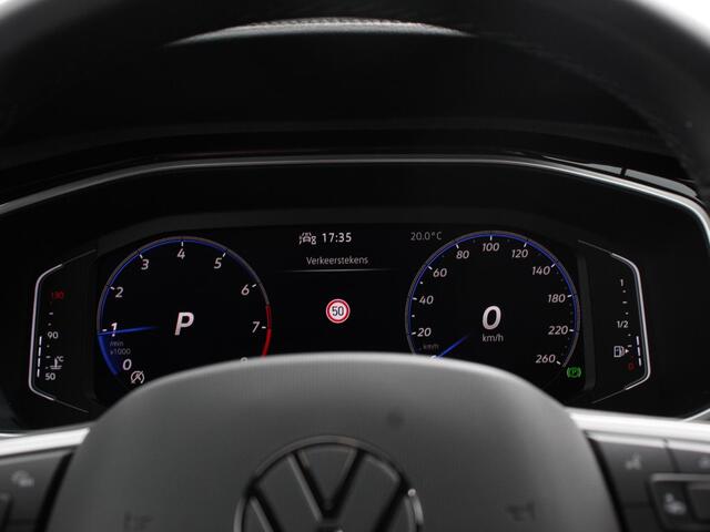 Volkswagen T-Roc 1.5 eTsi R-Line Edition Automaat Camera Navigatie Apple Carplay/Android Auto Climate control Lichtmetalen Velgen Extra Getint Glas Lichtmetalen Velgen Voorstoelen verwarmbaar