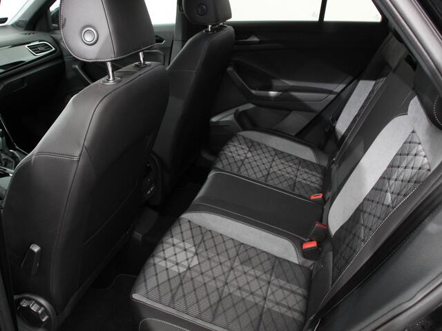Volkswagen T-Roc 1.5 eTsi R-Line Edition Automaat Camera Navigatie Apple Carplay/Android Auto Climate control Lichtmetalen Velgen Extra Getint Glas Lichtmetalen Velgen Voorstoelen verwarmbaar