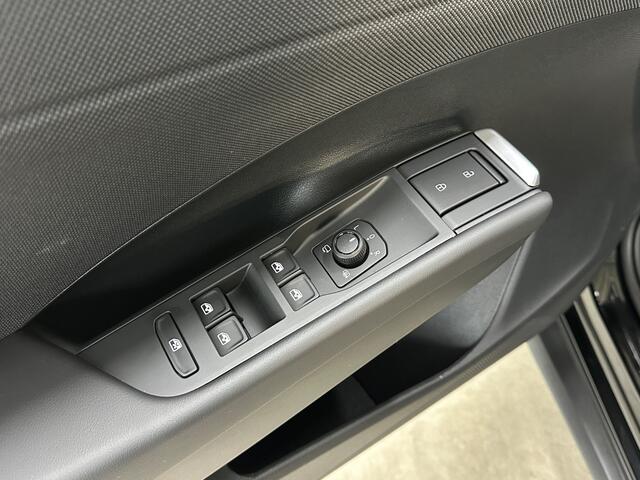 Volkswagen T-Roc 1.5 eTsi 150 pk Life First Edition | Comfort | Camera | Trekhaak |