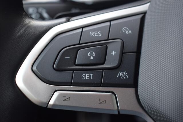 Volkswagen T-Roc 1.5 TSI R-Line Edition | Trekhaak | Adaptieve Cruise Control | Dodehoek Detectie | Climate Control |