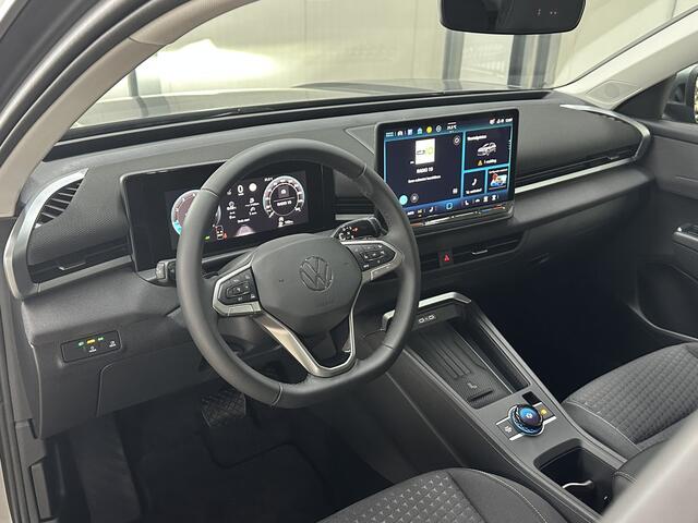 Volkswagen T-Roc 1.5 eTsi 150 pk Life First Edition | Comfort | Camera | Trekhaak |