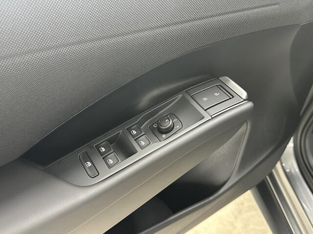 Volkswagen T-Roc 1.5 eTsi 150 pk Life First Edition | Comfort | Camera | Trekhaak |