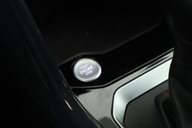 Volkswagen T-Roc 1.5 TSI 150pk DSG Sport Trekhaak Virtual cockpit Keyless Camera Stoelverwarming Navigatie