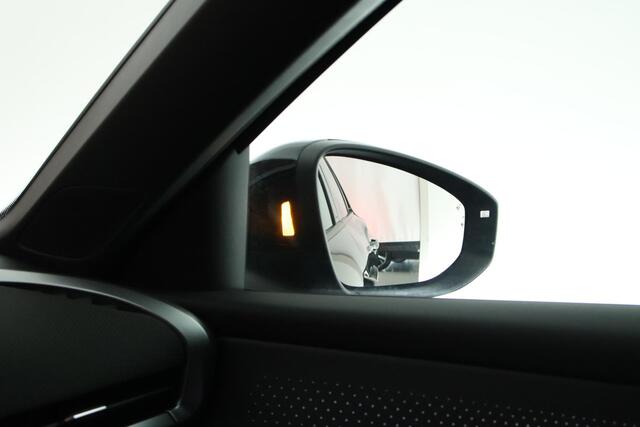 Volkswagen T-Roc 1.5 eTsi 150pk DSG R-Line First Edition Trekhaak Camera Stoelverwarming Carplay