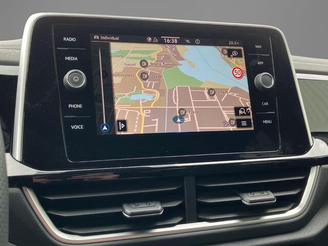 Volkswagen T-Roc 1.5TSI/150PK R-Line DSG · Trekhaak · Camera · Stoelverwarming · Navigatie · Apple/Android Car Play · Garantie t/m 29-04-2025