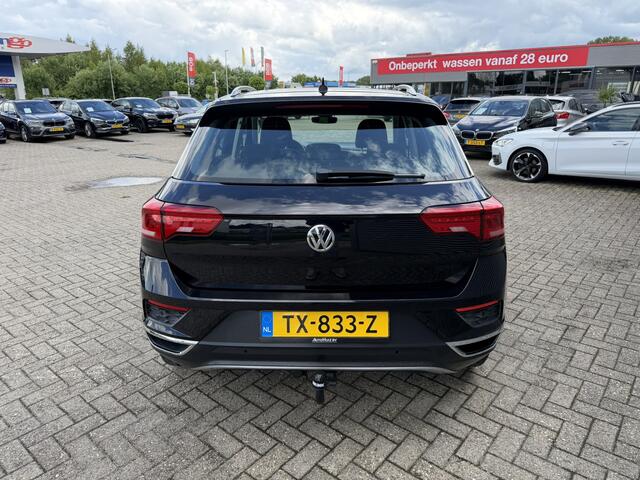 Volkswagen T-Roc 1.0 TSI Style Trekhaak LMV Airco ACC PDC voor en achterzijde