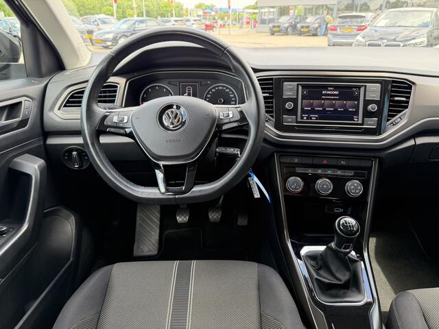 Volkswagen T-Roc 1.0 TSI Style Trekhaak LMV Airco ACC PDC voor en achterzijde