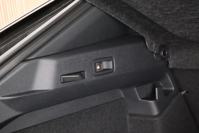 Volkswagen T-Roc 1.5 eTSI 150pk DSG R-Line First Edition Trekhaak Camera Stoelverwarming Adaptive Cruise Carplay