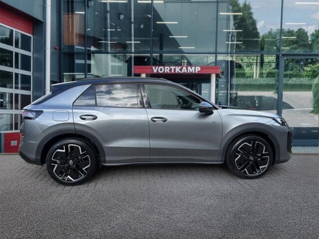Volkswagen T-Roc 1.5 eTSI R-LINE ZWART-DAK/PANO-DAK/TREKHAAK/CAMERA/19''INCH/IQ-LIGHTS