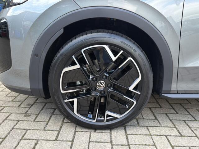 Volkswagen T-Roc 1.5 eTSI R-LINE ZWART-DAK/PANO-DAK/TREKHAAK/CAMERA/19''INCH/IQ-LIGHTS