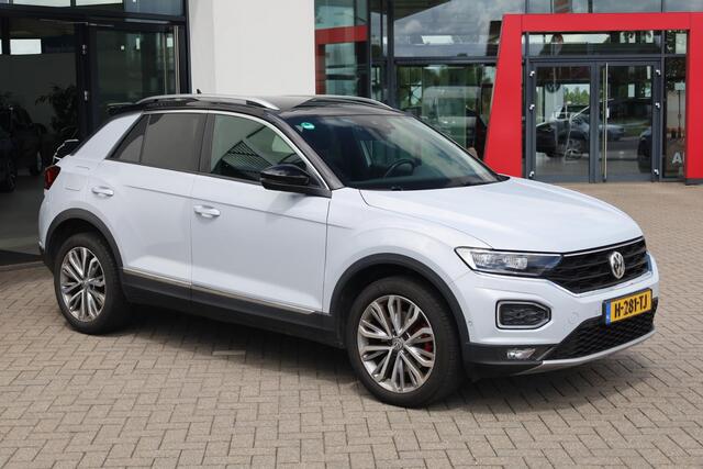 Volkswagen T-Roc 1.5 TSI Sport trekhaak, 18" LMV, LED, achteruitrijcamera, navigatie, zwarte hemel + zwart dak, spiegel pakket, winterpakket met stoelverwarming, park assist, ACC, digital cockpit pro etc.