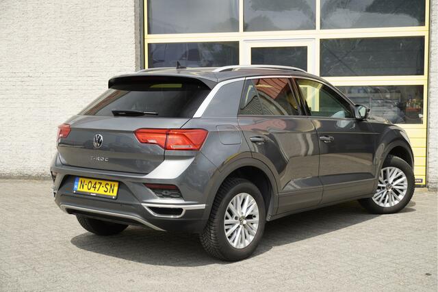 Volkswagen T-Roc 1.5 TSI 150PK! Automaat Style Business BJ2022 Lmv 16" | Led | Pdc | Elek. achterklep | Achteruitrijcamera | App-Connect | Navi | Virtual cockpit | Climate control | Cruise control | Extra getint glas