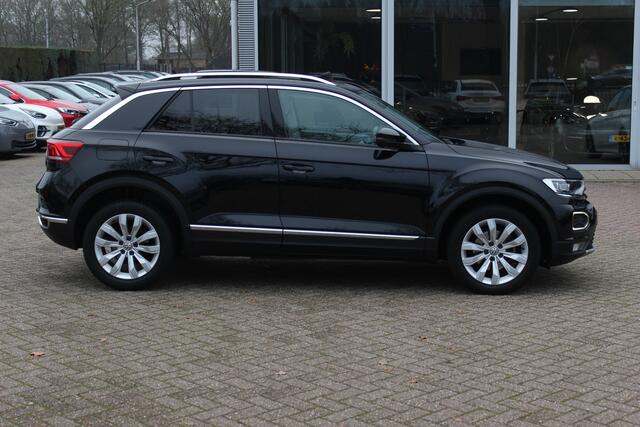 Volkswagen T-Roc 1.5 TSI Sport / Trekhaak / Panoramadak / Virtual Cockpit / CarPlay / 17'' / LED Koplampen / DAB / ACC