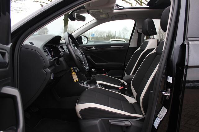 Volkswagen T-Roc 1.5 TSI Sport / Trekhaak / Panoramadak / Virtual Cockpit / CarPlay / 17'' / LED Koplampen / DAB / ACC