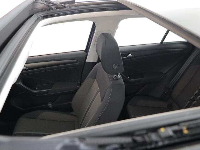 Volkswagen T-Roc 1.0 TSI Style 115 pk | Navigatie via App | Panoramadak | Parkeersensoren | Adaptieve cruise control | LED koplampen | Autom. airco |