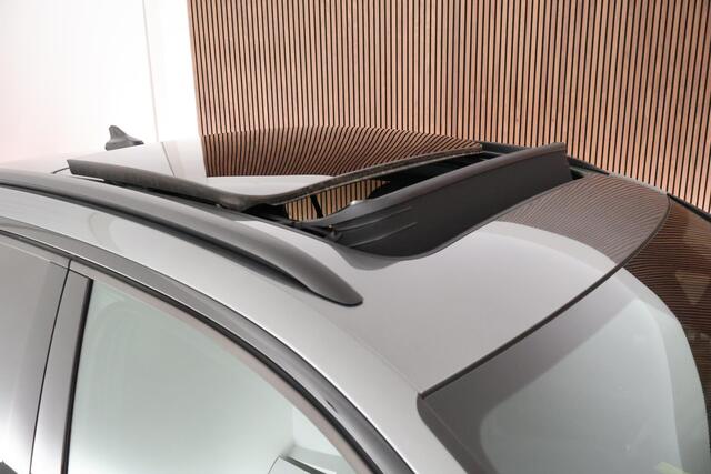 Volkswagen T-Roc 1.5 eTSI 150pk DSG R-Line Black Style Panoramadak Trekhaak Camera Stoelverwarming Navigatie