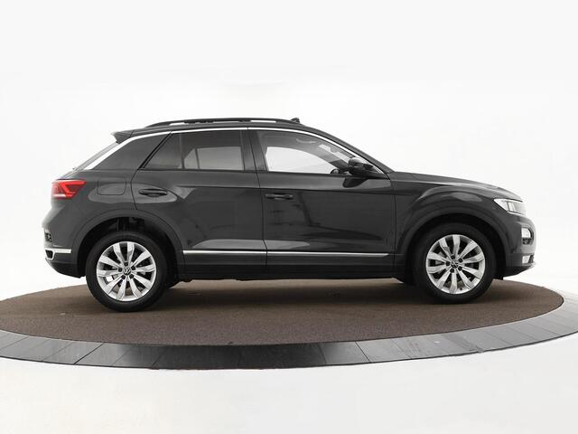 Volkswagen T-Roc 1.5 TSI 150pk Sport DSG · Panoramadak · Afneembare Trekhaak · Stoelverwarming · Navigatie · 17"Velgen · Elek. Inklapbare Spiegels ·