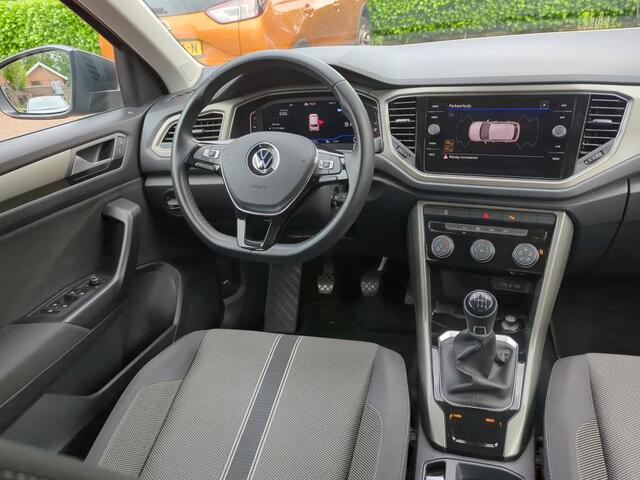 Volkswagen T-Roc 1.0 TSI Style / PARKEER SENSOREN V+A/ CAMERA/ DIGITAL DASH/ NAVI/ AIRCO