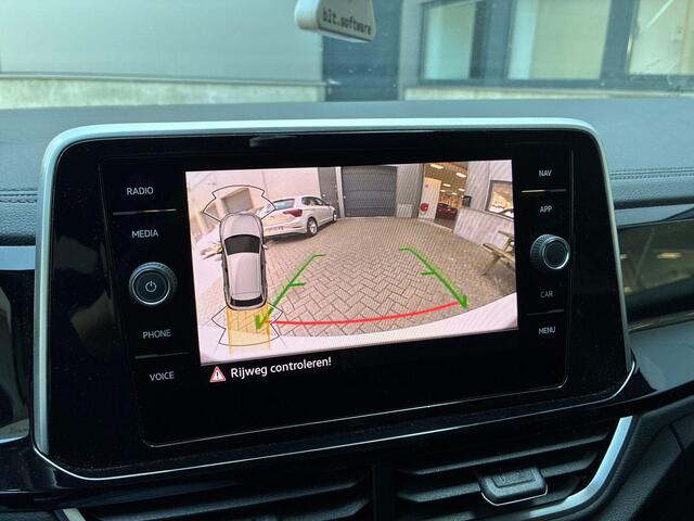Volkswagen T-Roc 1.5 TSI 150pk DSG R-Line · Camera · Keyless · Dodehoeksensor · Stoelverwarming · Elek. Achterklep · ACC · Velours bekleding · Garantie t/m 26-02-2027