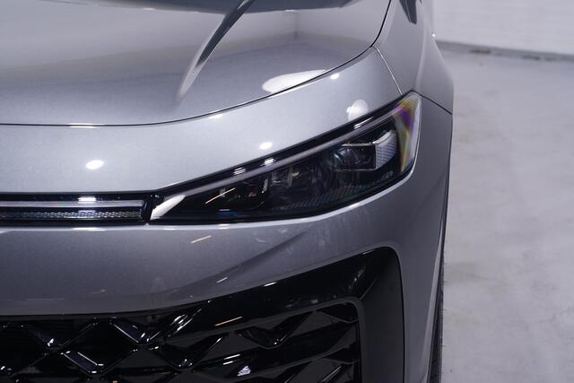 Volkswagen T-Roc 1.5 eTsi R-Line First Edition IQ.light Apple Carplay Black style Stoel-/stuur verwarming 19 Inch Camera R-Line interieur