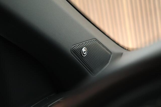 Volkswagen T-Roc 1.5 TSI 150pk DSG 2x R-Line Trekhaak Camera Stoelverwarming Beats Panoramadak Navigatie