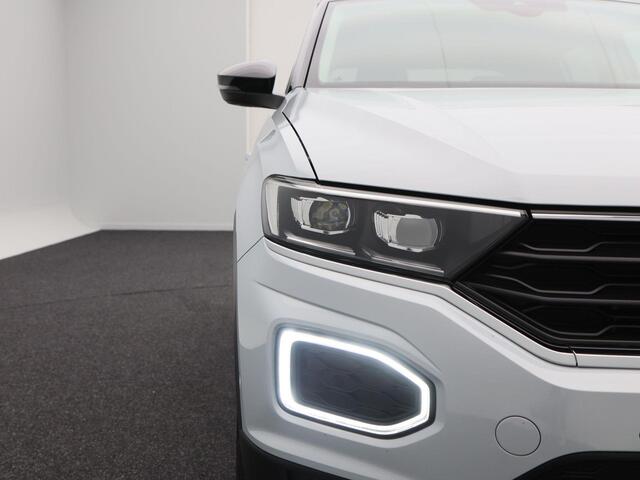 Volkswagen T-Roc 1.5 TSi Sport 150 Pk | Trekhaak | Adaptive Cruise | Camera | CarPlay | Panorama dak | 17 Inch | 159.197 Km !!