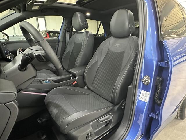 Volkswagen T-Roc 1.5 eTsi R-Line First Edition | IQ light | Pano | Trekhaak |