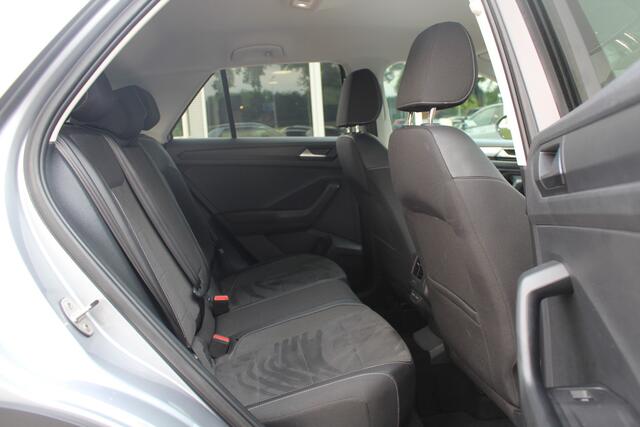 Volkswagen T-Roc 1.5 TSI R-Line Business / Trekhaak / Camera / CarPlay / Keyless / Getint glas / 17'' / Stoelverwarming / Virtual Cockpit / DAB / ACC
