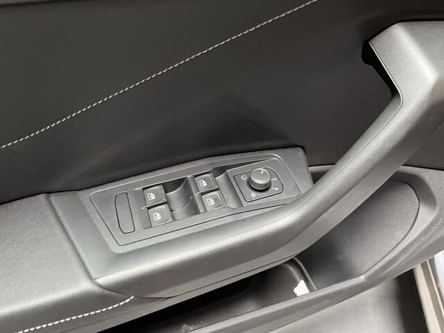 Volkswagen T-Roc Cabrio 1.5 TSI R-Line / AUTOMAAT/ PARK.SENSOREN V+A/ CAMERA/ STUUR+STOELVERWARM./ APP-CONNECT/ ACC/ KEYLESS/ DODEHOEK/ RIJ-MODI/ DIGITAL DASH/ NAVI/ DAB/ CLIMA/ IQ.LIGHT/ 19'' LMV