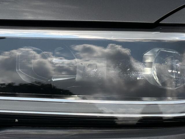 Volkswagen T-Roc 1.5 TSI R-Line Business+ Trekhaak / Carplay / Panodak / Sportstoelen / Adapt. Cruise