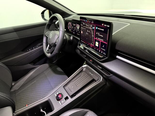 Volkswagen T-Roc 1.5 TSI R-Line Edition Black on Black Nieuwe model!, Panoramadak, Camera, Iq lights, Navi, Half leder, Stoel/Stuurverwarming, Cruise control adaptief, Sfeerverlichting, Elektrische trekhaak, Elektrische achterklep, Keyless start,