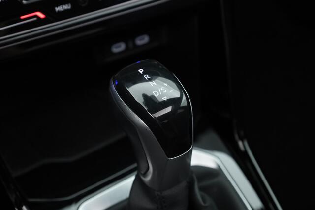 Volkswagen T-Roc 1.5 TSI R-Line | Rijklaar!! | Pano | IQ Lights | Camera | Adapt. Cruise | Trekhaak | Stoelverw. | Apple CarPlay | 17''