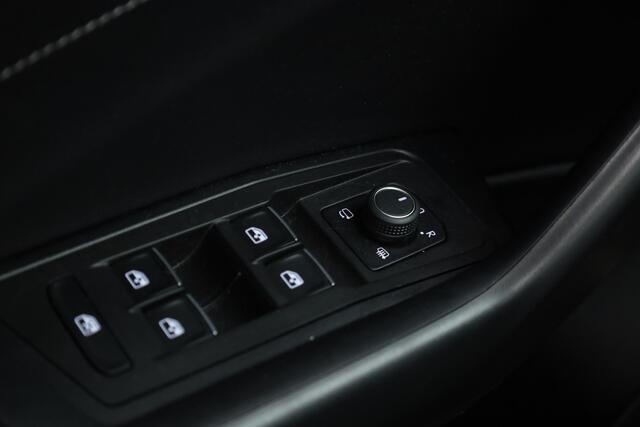 Volkswagen T-Roc 1.5 TSI R-Line | Rijklaar!! | Pano | IQ Lights | Camera | Adapt. Cruise | Trekhaak | Stoelverw. | Apple CarPlay | 17''