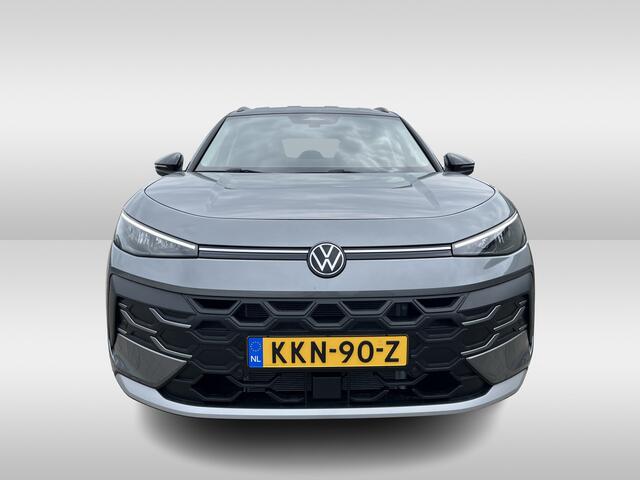 Volkswagen T-Roc 1.5 eTsi Life First Edition Zwenkbare trekhaak / Dodehoek detectie / Stuur en stoelverwarming / 17'' LMV Rijdende demonstratieauto, bezichtiging op afspraak