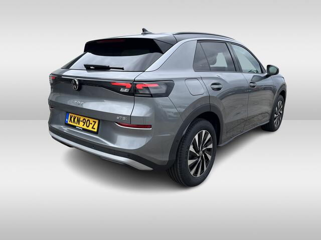 Volkswagen T-Roc 1.5 eTsi Life First Edition Zwenkbare trekhaak / Dodehoek detectie / Stuur en stoelverwarming / 17'' LMV Rijdende demonstratieauto, bezichtiging op afspraak