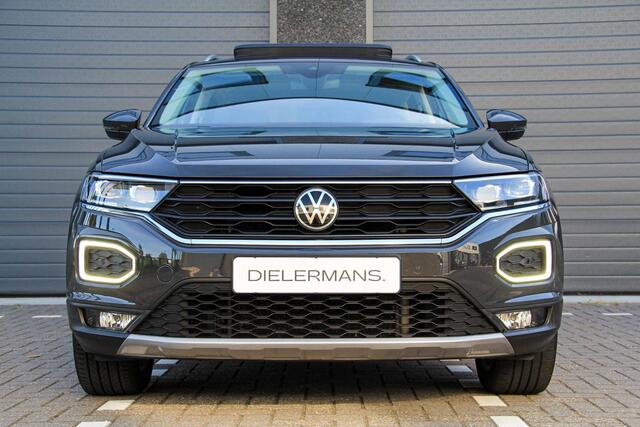 Volkswagen T-Roc 1.5 TSI Sport | Panoramadak | Digitaal Display | Leder | Vol in de opties | NL auto | NAP auto | Schadevrije auto | Dealeronderhouden auto