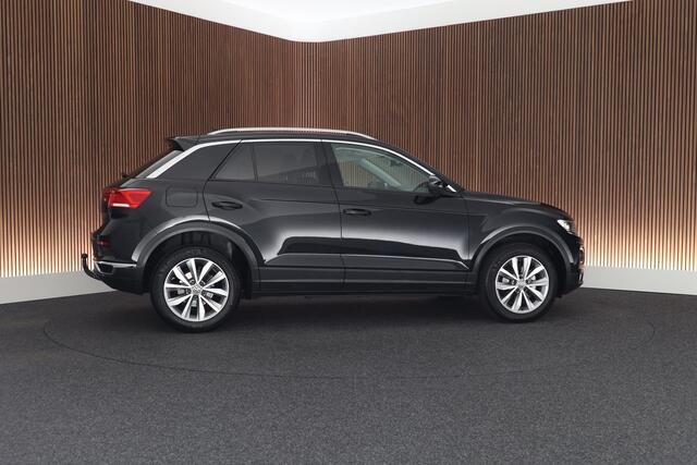 Volkswagen T-Roc 1.5 TSI 150pk DSG Style Trekhaak Camera Stoelverwarming Panoramadak LED