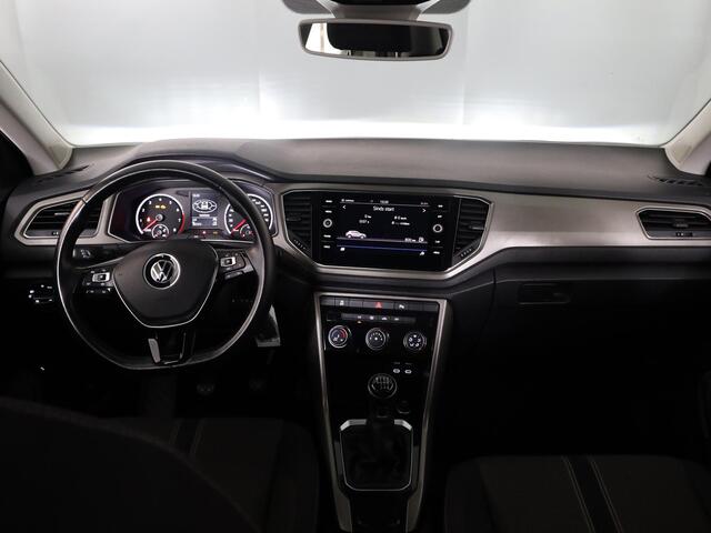 Volkswagen T-Roc 1.5 TSI Style Business 150 pk | Navigatie | Trekhaak (afneembaar) | Parkeersensoren | LED koplampen | Adaptieve cruise control |