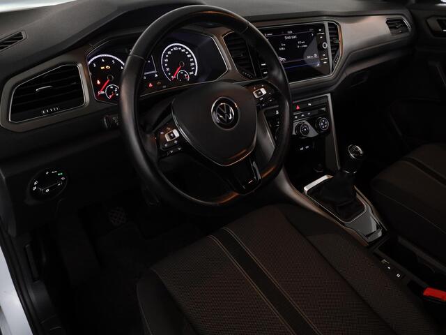 Volkswagen T-Roc 1.5 TSI Style Business 150 pk | Navigatie | Trekhaak (afneembaar) | Parkeersensoren | LED koplampen | Adaptieve cruise control |
